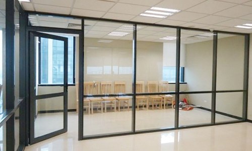 Vách nhôm hệ 55 gồm rất nhiều bộ phận như thanh nhôm, kính, hệ gioăng và nhiều phụ kiện đi kèm