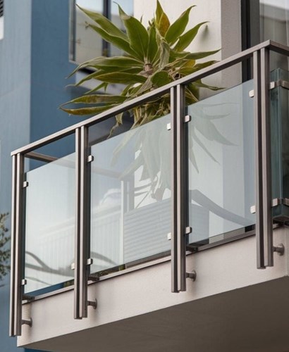 Lan can nhôm xingfa kính cường lực an toàn