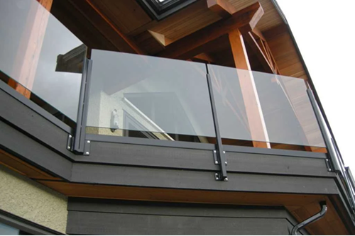 Lan can nhôm xingfa kính cường lực sang trọng